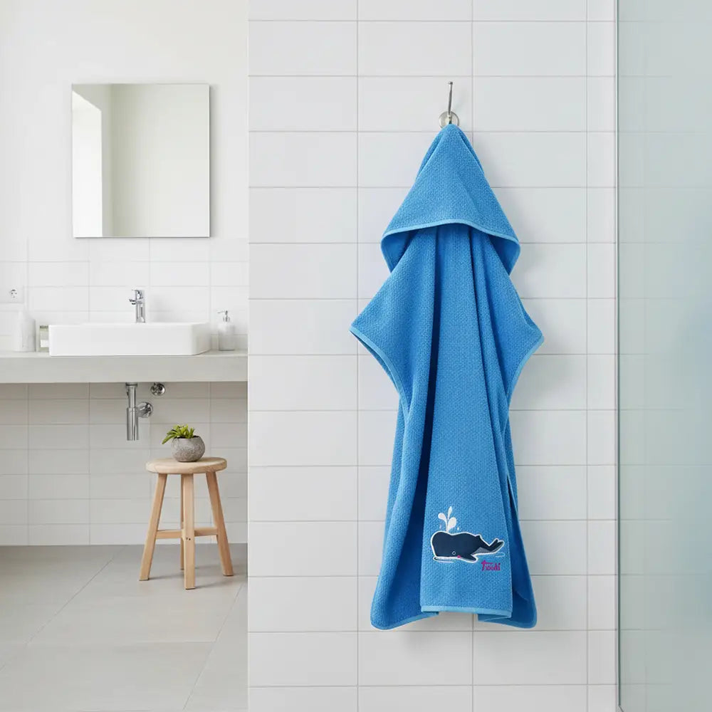 Accappatoio triangolo Sea Life Trudi Home in spugna di cotone con cappuccio e balena, appeso in bagno