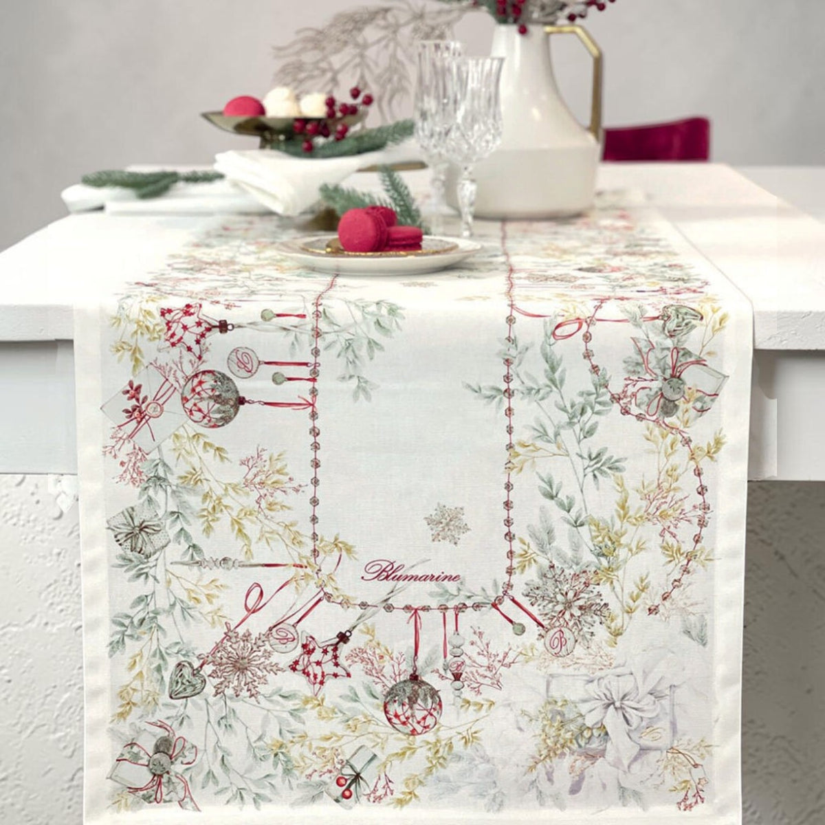 Runner natalizio Bianco Natale Blumarine 50×150 cm in cotone Panama antimacchia con decorazioni botaniche e sfere natalizie su tavola apparecchiata
