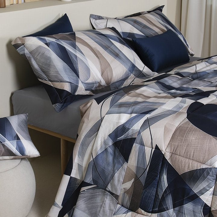 Completo letto matrimoniale Cortina Neith' in raso di cotone 300 TC con fantasia geometrica blu, grigio e tortora, ambientato in camera da letto moderna