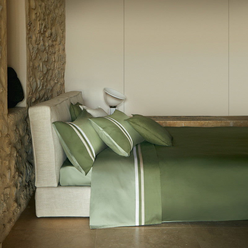 Completo letto Kubric 60 Fazzini in raso di cotone verde con balza a fasce multicolore