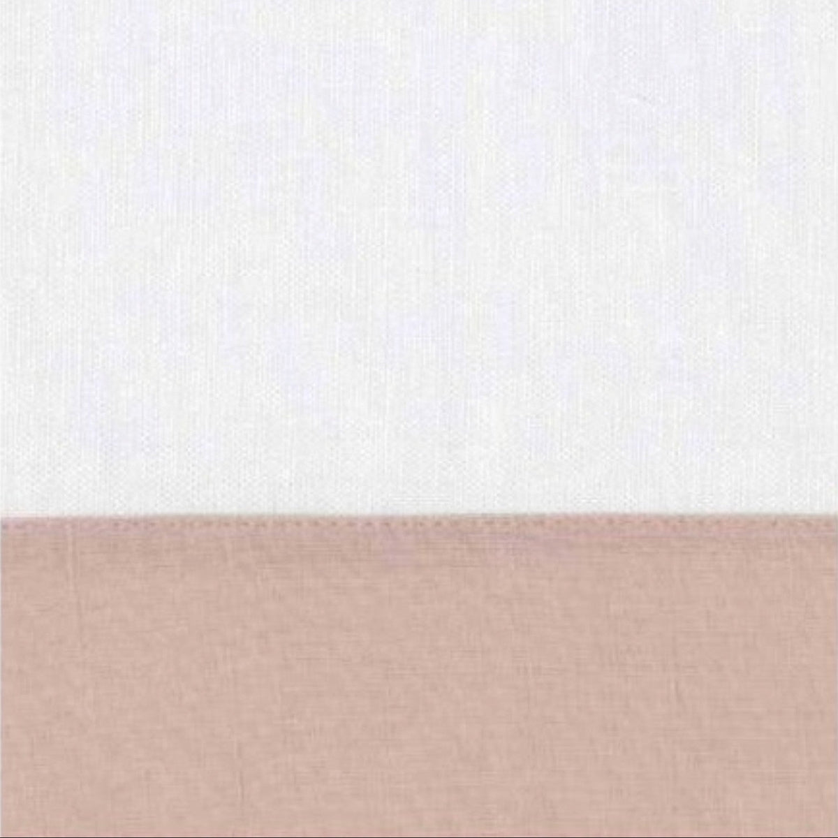 Dettaglio tovaglia Alba Blumarine con fondo bianco e bordo in lino rosa cipria