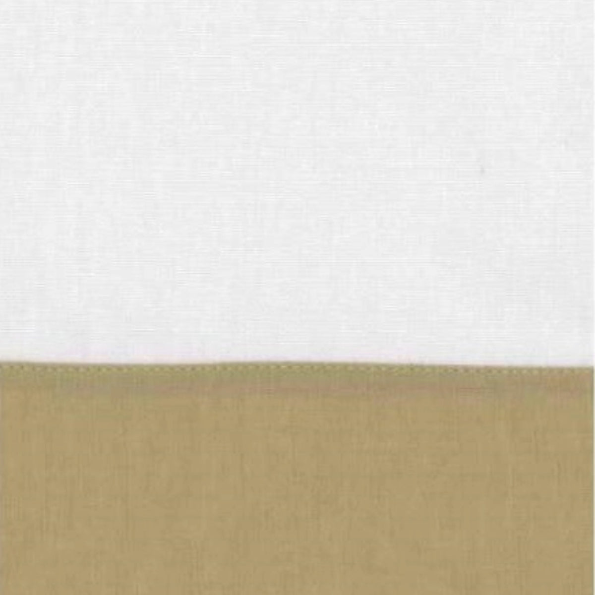 Dettaglio della tovaglia Alba Blumarine con bordo in lino verde salice