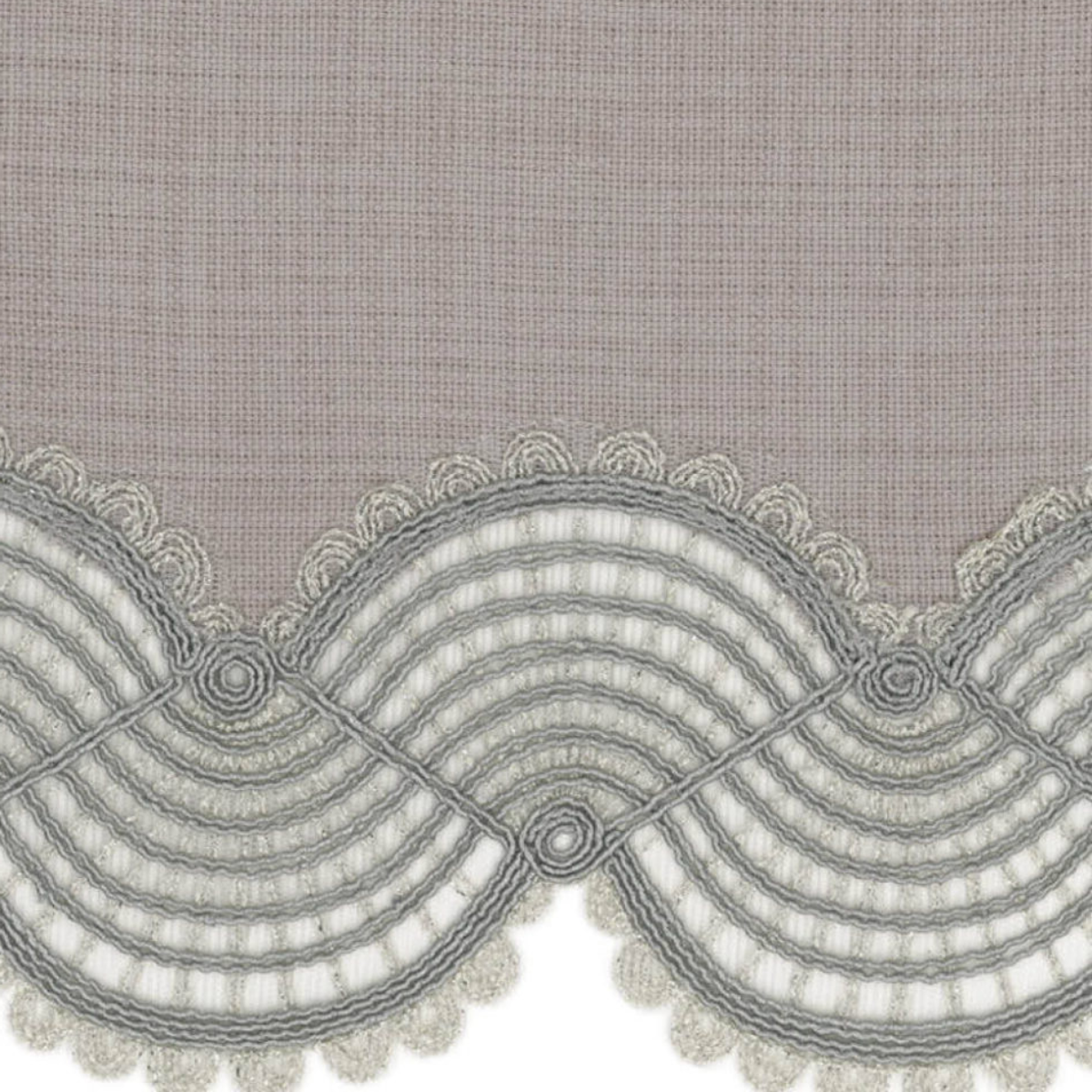 Dettaglio del pizzo applicato alla tovaglia Callas Blumarine con lavorazione geometrica ad archi e onde