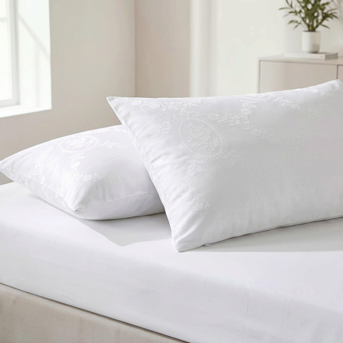 Coppia copriguanciali Medaglione Daunex in puro cotone jacquard bianco con disegno floreale tono su tono