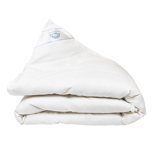 Dettaglio del piumino d'oca Daunex Tirolo Duo con rivestimento bianco in cotone e logo