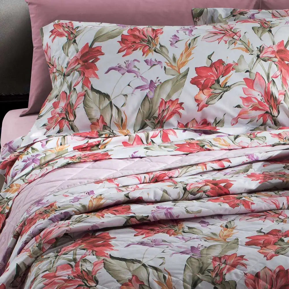 Completo lenzuola matrimoniale Bella Gabel in flanella con fantasia floreale rosa e corallo, ambientato sul letto