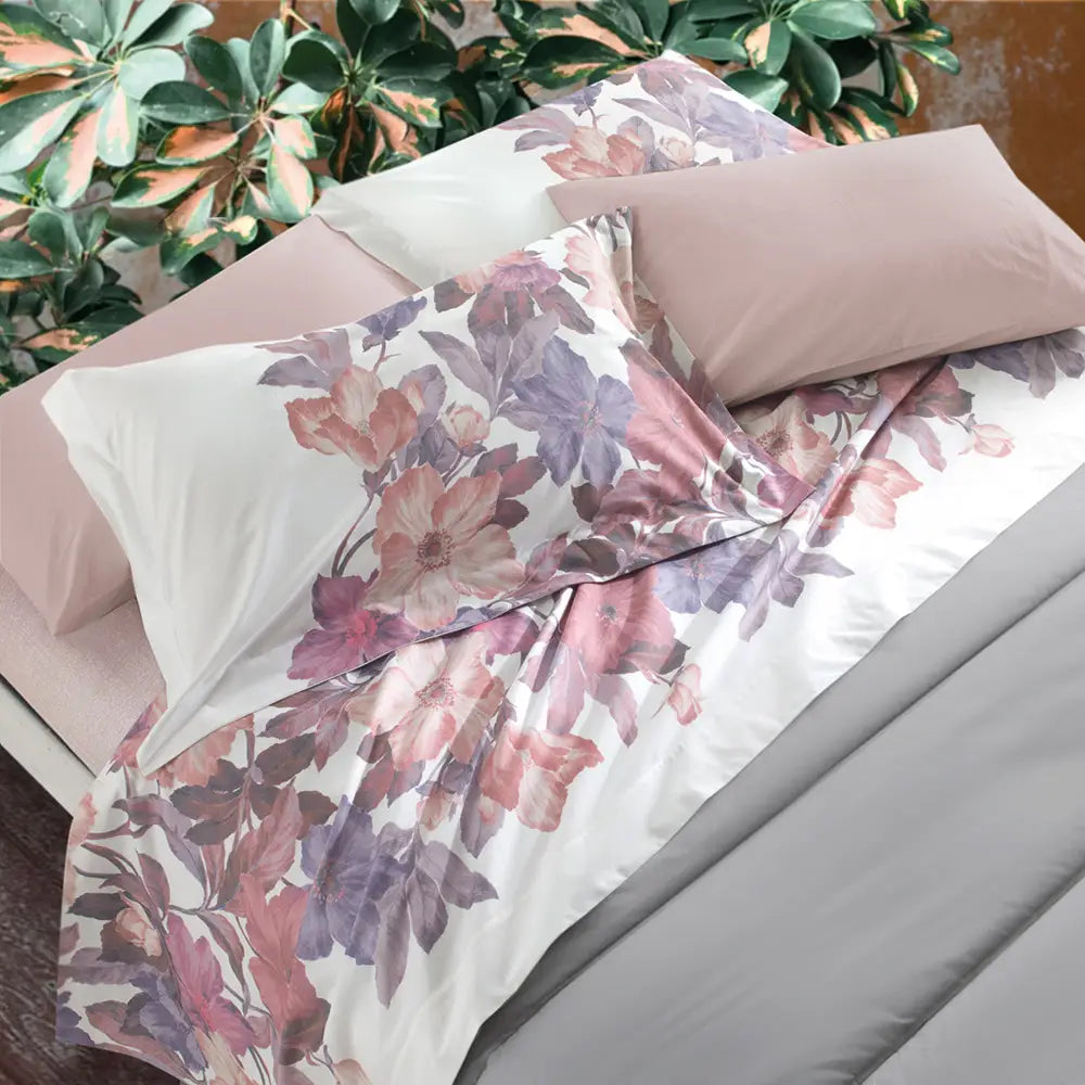 Completo lenzuola matrimoniali Divine Gabel collezione Profumo di Lavanda ambientato sul letto con fantasia floreale e federe a tre volani
