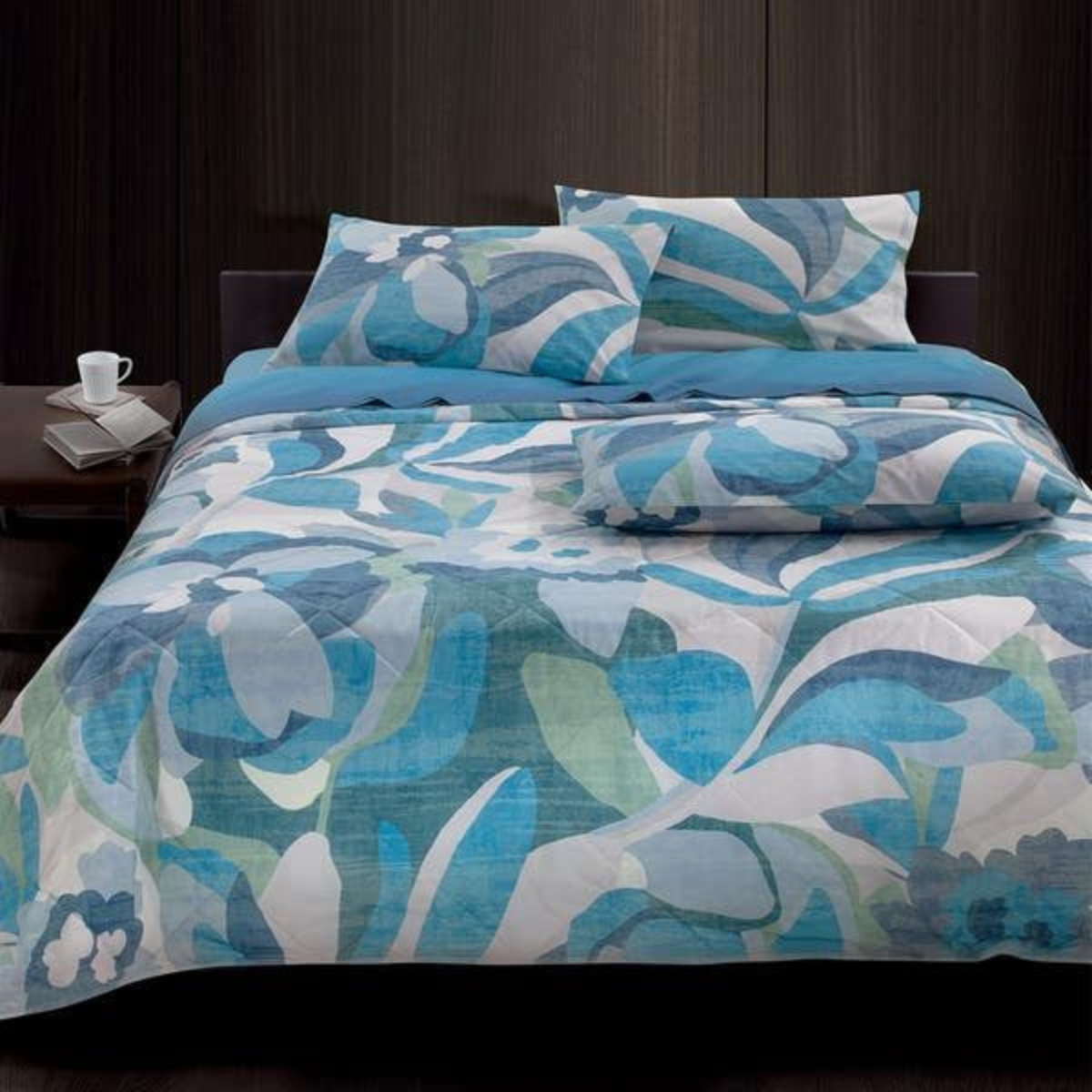 Trapuntino matrimoniale Life Gabel con maxi-stampa floreale azzurra e blu, ambientato su letto matrimoniale