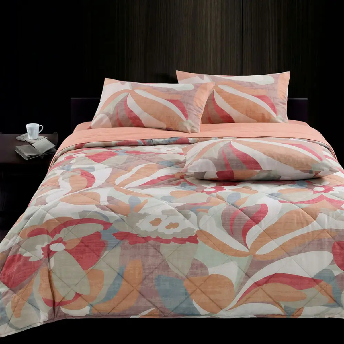Trapuntino matrimoniale Life Gabel 1957 con maxi-stampa floreale nelle tonalità rosa, pesca e tortora, ambientato su letto