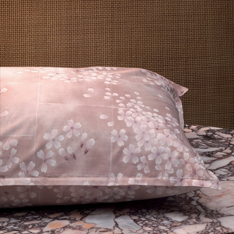 Dettaglio federa del completo letto Kimono Fazzini con piccoli fiori bianchi e rosa e sovrastampa decorativa