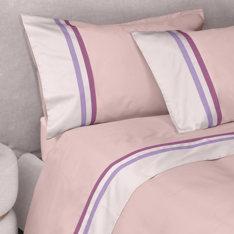 Completo letto Kubric 60 Fazzini rosa con federe coordinate e bordi decorativi lilla e bianchi
