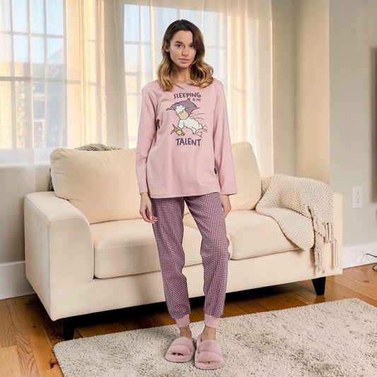 Pigiama donna Happy People H6802 in caldo cotone rosa con pecorella e pantaloni a quadretti, indossato.