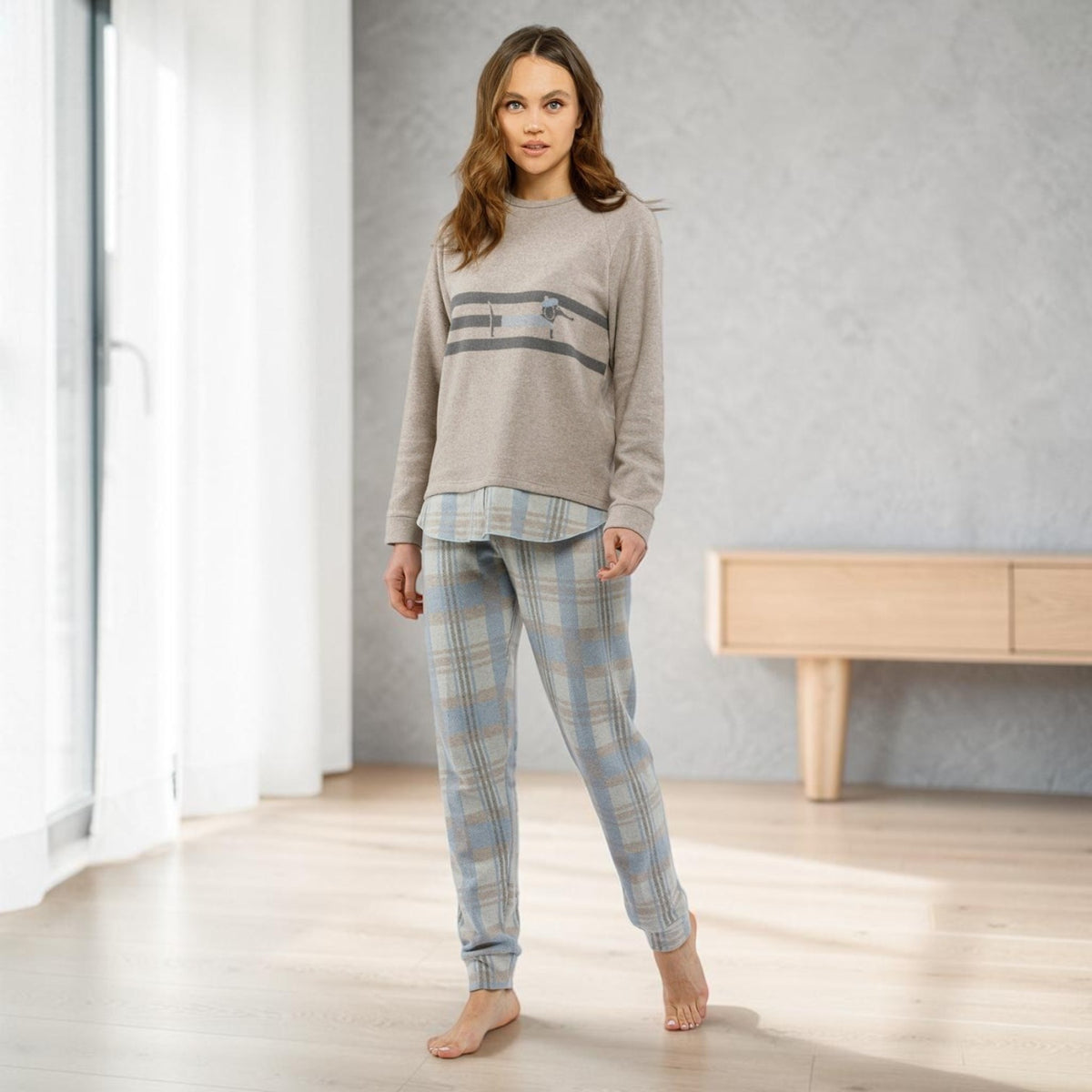 Pigiama donna I2645 Fida Lingerie in morbido Punto Milano, maglia grigia a righe con maniche lunghe e pantalone a quadri azzurri indossato