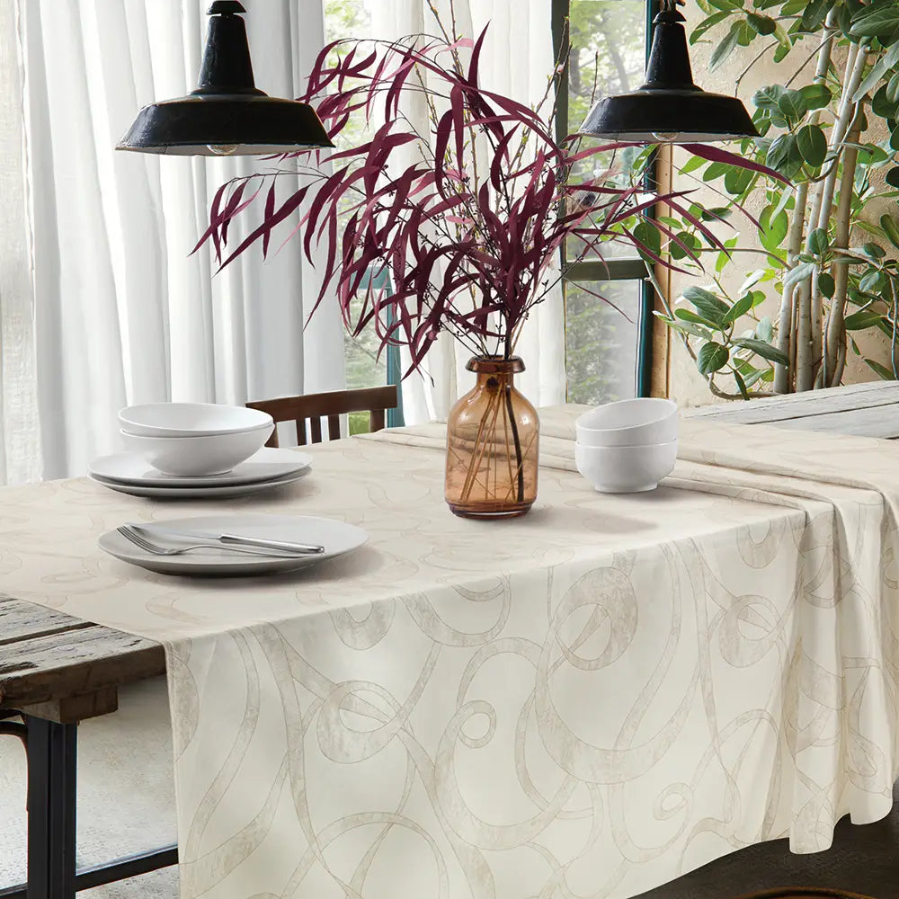 Tovaglia rettangolare Nastro VallesusaCasa 150x180 cm per 6 posti, apparecchiata su tavolo da pranzo