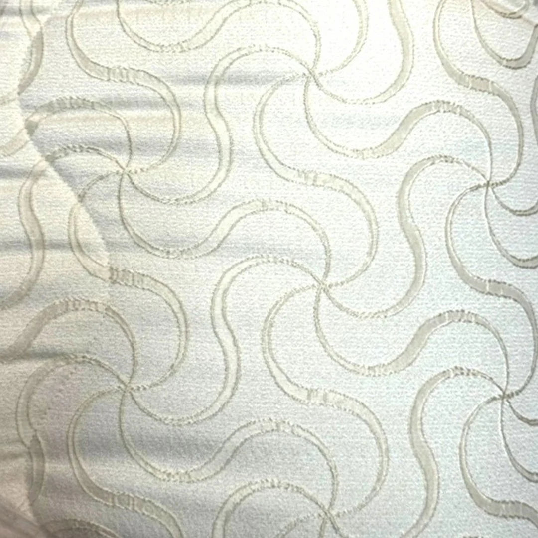 Particolare della lavorazione jacquard con disegno sinuoso della trapunta Ella Vallesusa in tonalità avorio