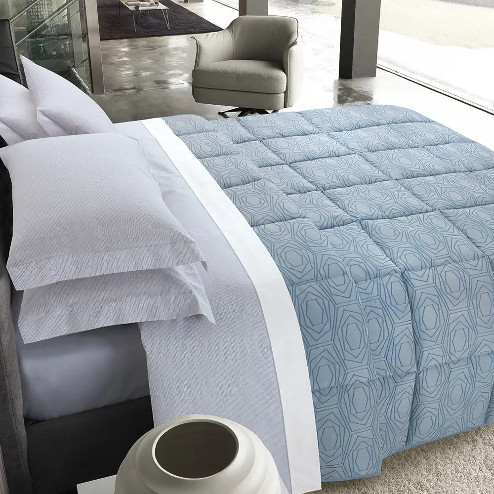 Trapunta matrimoniale Alexa Vallesusa 260x260 cm in raso jacquard azzurro su letto matrimoniale moderno