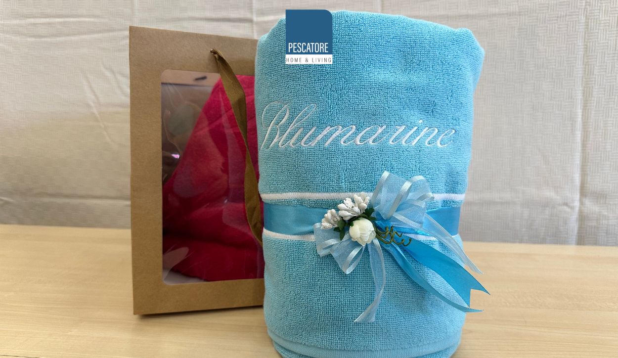 Foto di un set di asciugamani Blumarine perfetto come bomboniera per la comunione originale ed elegante.