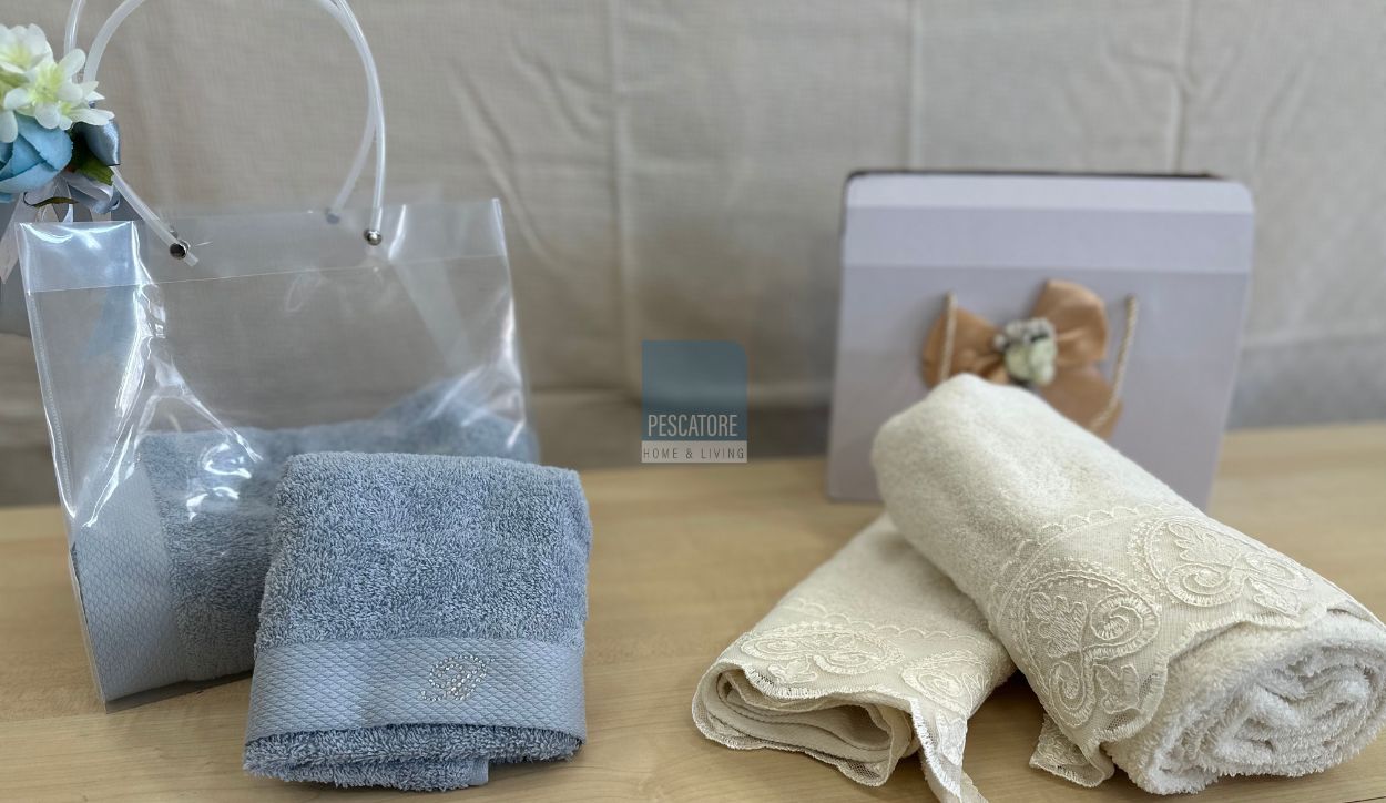 Fotografia di un set di asciugamani eleganti, perfetti come bomboniera per matrimonio utile,