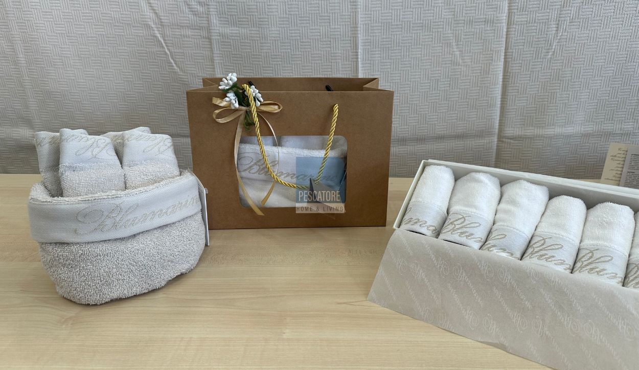 Fotografia di alcuni set di lavette eleganti, perfetti come bomboniera matrimonio utile.