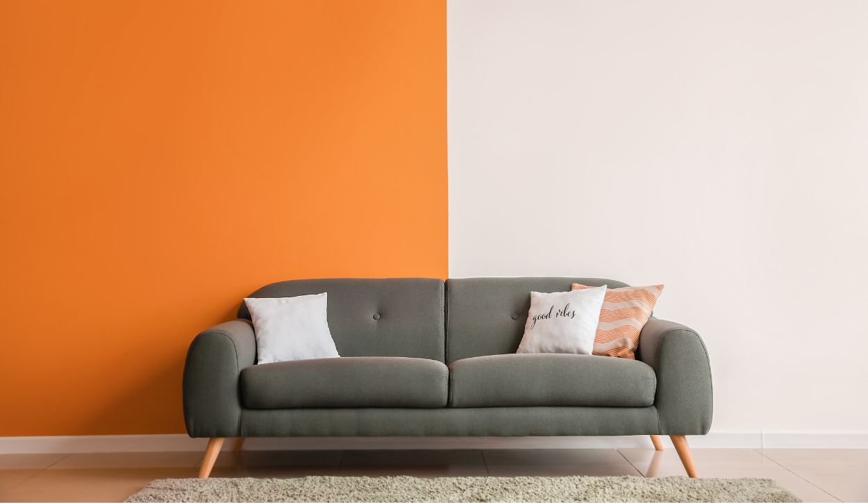 Immagine di una disposizione di cuscini asimmetrica su un divano.