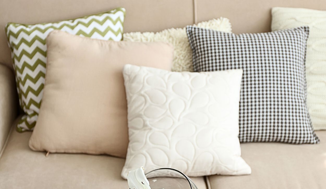 Immagini di cuscini dallo stile classico disposti.