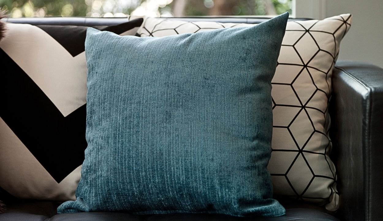 Immagini di una disposizione di cuscini in stile minimal.