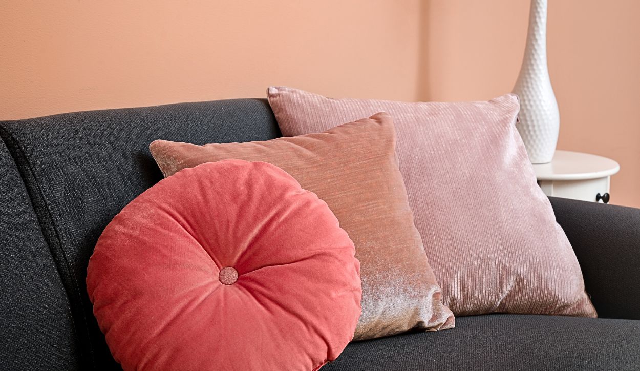 Immagine di una disposizione di cuscini perfetta per un arredamento moderno.