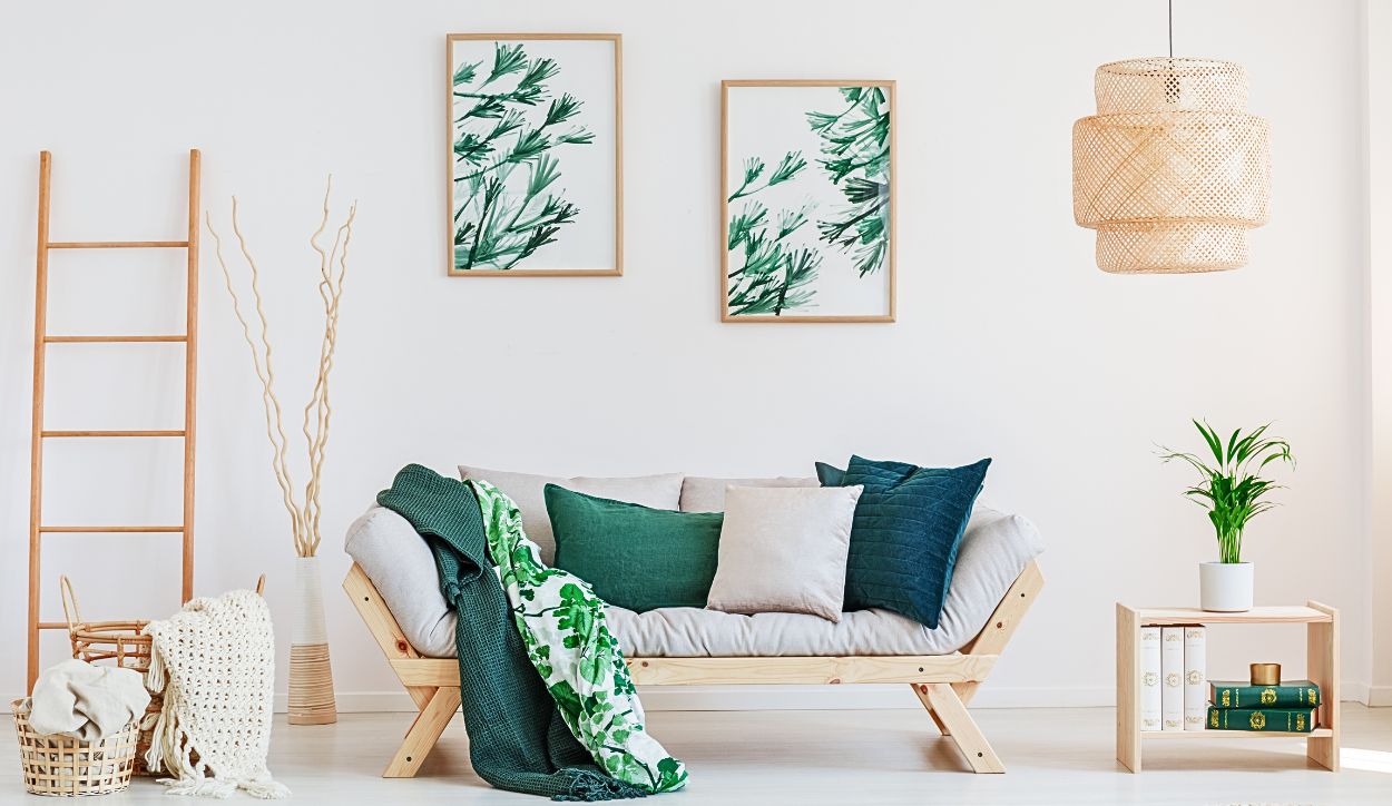 Immagine di un divano decorato con cuscini sgargianti.