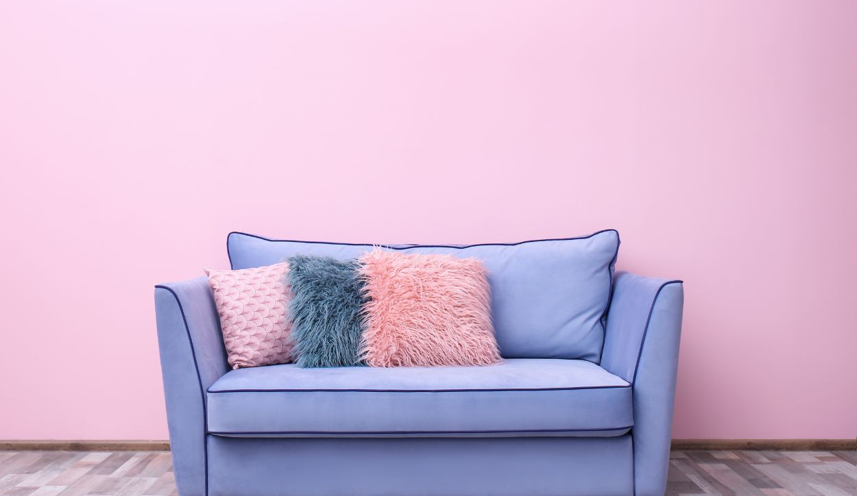 Immagine di una disposizione di cuscini particolari adatti su un divano piccolo.
